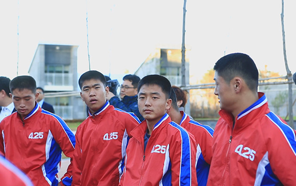 단체 유니폼을 착용한 북한 유소년 축구 대표단