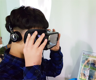 This is a picture of the child experiencing KTX VR in Tongilmiraecheheomgwan